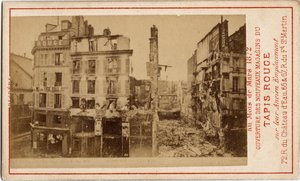 Kommune von Paris (1871): Eröffnung der Kaufhäuser des Carpet Rouge, eine Werbekarte, die das Gebäude ein Jahr zuvor zeigt, in Ruinen während der Kommune.