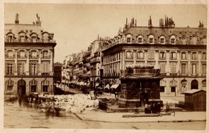 Kommune von Paris (1871) gesehen vom Place Vendôme mit der zerstörten Säule. Fotografie.