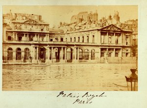 Pariser Kommune (1871): Blick auf den zerstörten Palais Royal (Palais-Royal). Anonyme Fotografie. Druck auf Karton, Maße 15x10 cm