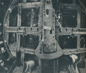 Compound Greathead Schild zerstört eine Barriere zwischen zwei Ländern, ca. 1935