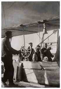 Graf Zeppelin mit seiner Tochter in der Gondel des Zeppelin LZ3, Deutschland, um 1906-1908, 1933