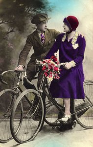 Paar geht mit Fahrrad spazieren