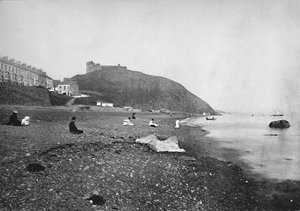 Criccieth - Blick auf den Strand und die Burg, 1895