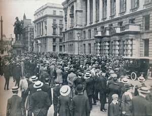 Menschenmenge vor dem Kriegsministerium am Morgen vor der Kriegserklärung, 1914 von Unbekannt