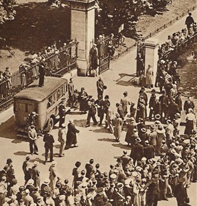 Menschenmenge beobachtet den verhafteten Mann, der zum Polizeiwagen gebracht wird, 1937