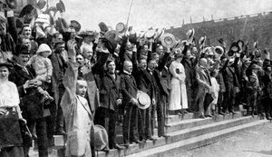 Jubelnde Menschenmengen während des Ausbruchs der Feindseligkeiten, Kriegsfieber in Deutschland, Erster Weltkrieg, 1914