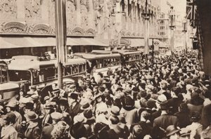 Menschenmengen auf der Oxford Street während des Feiertags nach der Krönung von König Georg VI., 1937 von Unbekannt