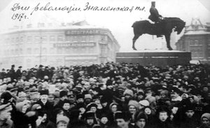 Menschenmengen auf dem Znamenskaya-Platz, Petrograd, Russland, Februarrevolution, 1917