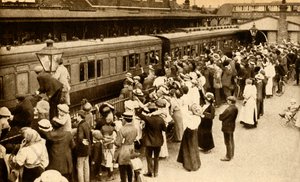 Menschenmengen winken Truppen zu, die in den Ersten Weltkrieg ziehen, Großbritannien, 1914, 1933 von Unbekannt