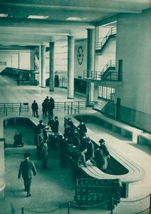 Zollbeamte untersuchen das Gepäck der Passagiere am Flughafen Le Bourget, Paris, 1937