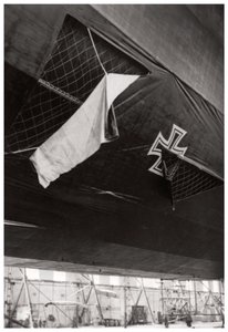 Beschädigtes deutsches Marine-Zeppelin-Luftschiff, Erster Weltkrieg, 1914-1918 von Unbekannt