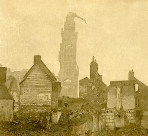 Beschädigte Spitze von Notre-Dame de Brebières, Albert, Nordfrankreich, um 1915-1918