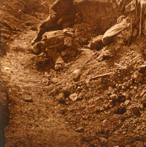 Leiche in den Schützengräben, Perthes, Nordfrankreich, um 1914-1918 von Unbekannt