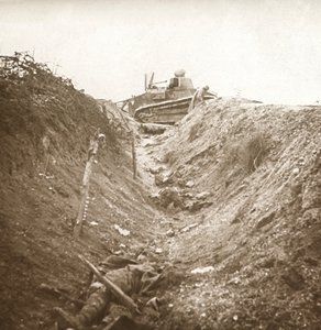 Zerstörter Panzer und Leiche, Auberives, Frankreich