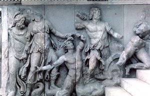 Detail vom Großen Fries des Pergamonaltars, 180-159 v. Chr.