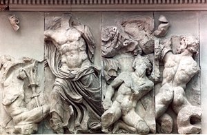 Detail vom Großen Fries des Pergamonaltars, 180-159 v. Chr.