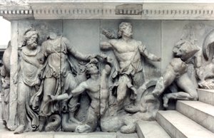 Detail vom Großen Fries des Pergamonaltars, 180-159 v. Chr.