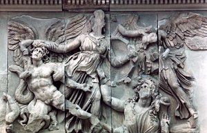 Detail vom Großen Fries des Pergamonaltars, 180-159 v. Chr.