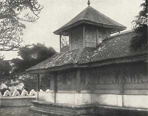 Dewale s. Tafel 58 bei der Dagoba des Heiligen Zahnes in Kandy, 1926 von Unbekannt