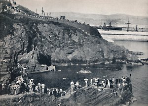 Douglas - Der Badeplatz in Port Skillion, 1895 von Unbekannt