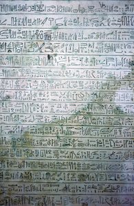 Ägyptische Kalksteinstele mit hieratischer Schrift