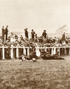 Emily Davison wirft sich vor das Pferd des Königs während des Derbys in Epsom, Surrey, 1913