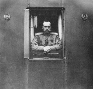 Kaiser Nikolaus II. am Fenster des eigenen Eisenbahnwagens, 1917