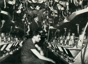 Maschinenraum eines britischen U-Boots, Zweiter Weltkrieg, 1945 von Unbekannt