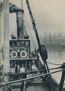 Einlaufen in die Docks von Grimsby am Ende einer Nordseereise, das Fischereifahrzeug Saurian, 1937