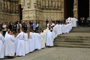Einzugsprozession. Bischofsweihe. Kathedrale von Amiens, Amiens, Frankreich von Unbekannt