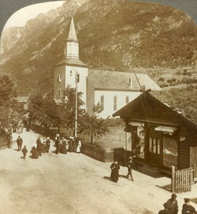 Familien und Nachbarn an einem Sommer-Sonntagmorgen in der Dorfkirche, Odde, Norwegen, um 1905