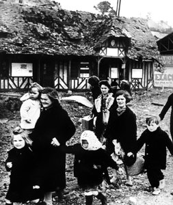 Familien verlassen ihr bombardiertes Dorf während der Landung in der Normandie, Frankreich, 1944 von Unbekannt