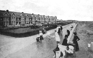 Familien spazieren auf der New Parade, East Worthing, West Sussex
