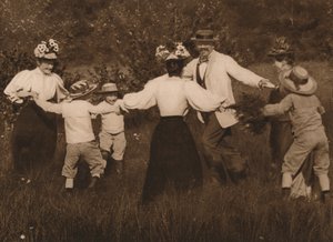 Familie spielt Spiele auf einem Feld, 1937