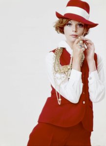 Mode: junge Frau mit rotem Hut und Outfit, späte 1960er Jahre von Unbekannt