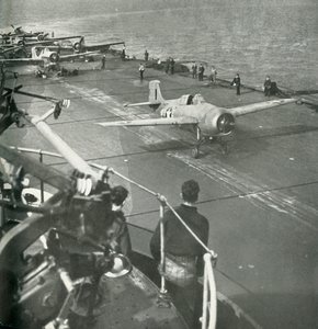 Kampfflugzeuge an Bord eines Flugzeugträgers, Zweiter Weltkrieg, um 1943 von Unbekannt