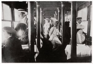 Filmgesellschaft an Bord des Zeppelins LZ13 Hansa, ca. 1912-1914, 1933 von Unbekannt