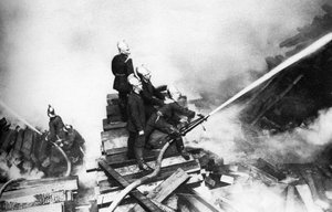 Feuerwehrmänner bekämpfen ein Feuer in einem Holzlager, London von Unbekannt