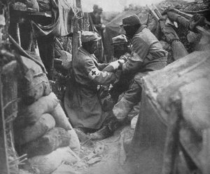Erste Hilfe für einen Verwundeten in einem der französischen Schützengräben, 1915