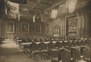 Mit Fahnen geschmückte Große Halle, in der die mächtige Gesellschaft der Lebensmittelhändler ihre Bankette abhält von Unbekannt