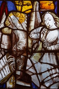 Frankreich, Île-de-France, Paris: Fragmente des Buntglasfensters der Kirche Saint-Séverin aus dem 15. und 16. Jahrhundert, musizierende Engel, Carnavalet-Museum in Paris