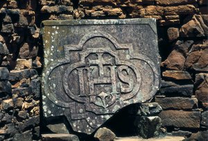 Franco-maçonisches Symbol und Initialen von Christus auf einem Stein, Jesuitenmissionen von San Ignacio Mini in Argentinien, gegründet 1611 von Unbekannt