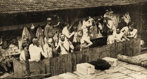 Französische Soldaten waschen sich in einem Badehaus