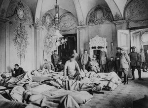 Französische und deutsche Verwundete in einem Schloss in Frankreich, Erster Weltkrieg, 1915