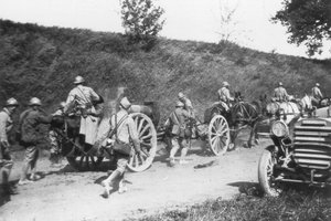 Französische Artilleriebatterie in Bewegung, Chemin des Dames, Frankreich, 1918