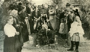 Französische Zivilisten am Grab eines Soldaten, 1914, um 1920 von Unbekannt