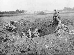 Französische Infanterie ruht in einem Granatloch, Chemin des Dames, Frankreich, 11. Juni 1918