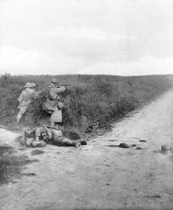 Französische Maschinengewehrschützen fegen eine Straße, Courcelles, südöstlich von Montdidier, Frankreich, 9. Juni 1918