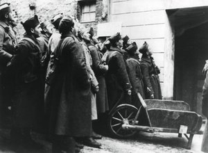 Französische Soldaten in einem Armeekino, Frankreich, 1940