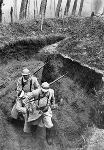 Französische Soldaten tragen einen verwundeten Kameraden von der Front, Erster Weltkrieg, 1917, um 1920